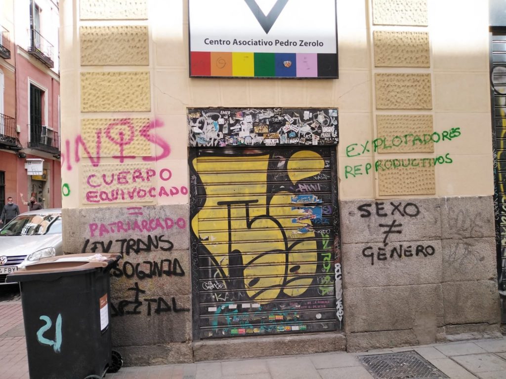fachada de cogam con pintadas transfóbicas 1